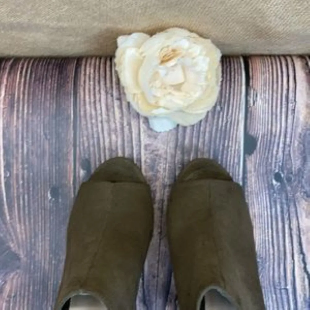 Bar III Olive Green Micro-Suede Nicola Platform Shooties 9