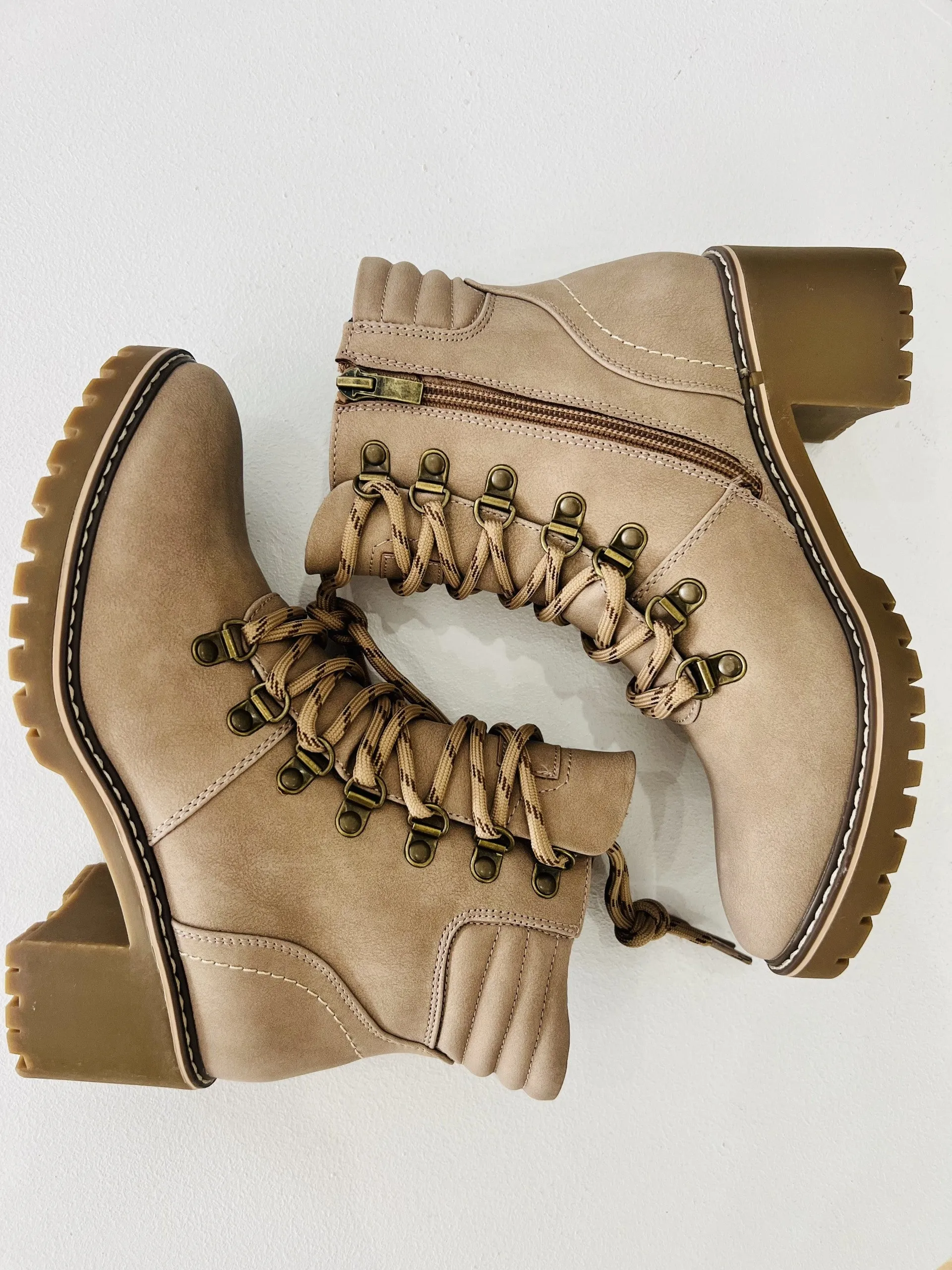 BRITTON BOOT || TAUPE