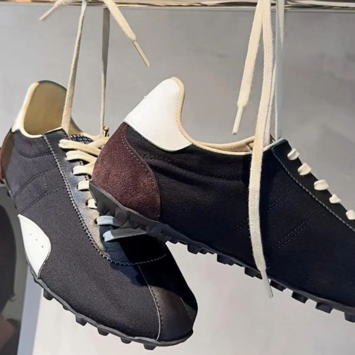 Classic Lace-up White Sneakers for Women Soft-Soled and Soft-surfaced Genuine Leather Flats Shoes Sporty Light Activities Casual Wear Office Work