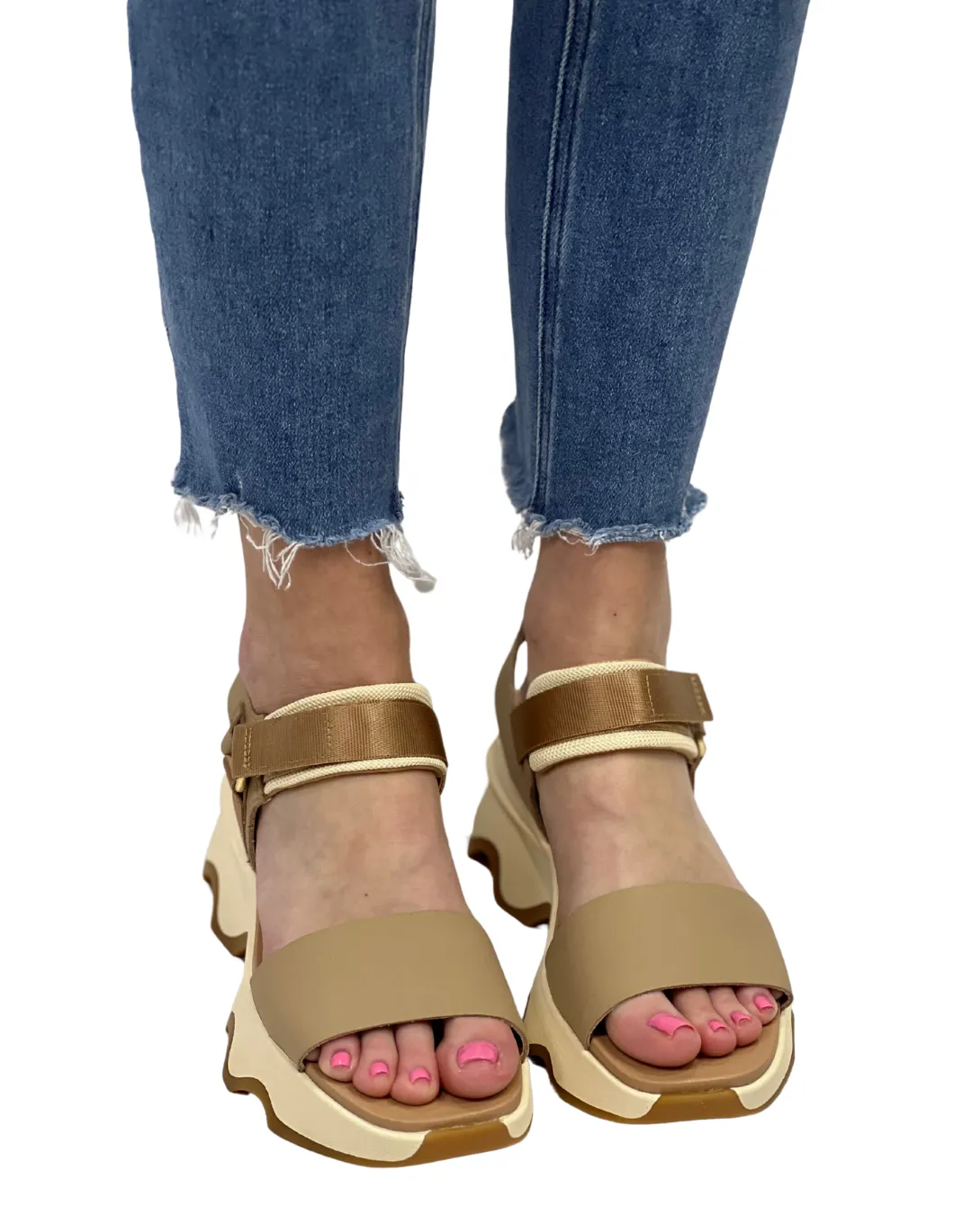 KINETIC IMPACT Y-STRAP HIGH WEDGE in Honest Beige   Honest White