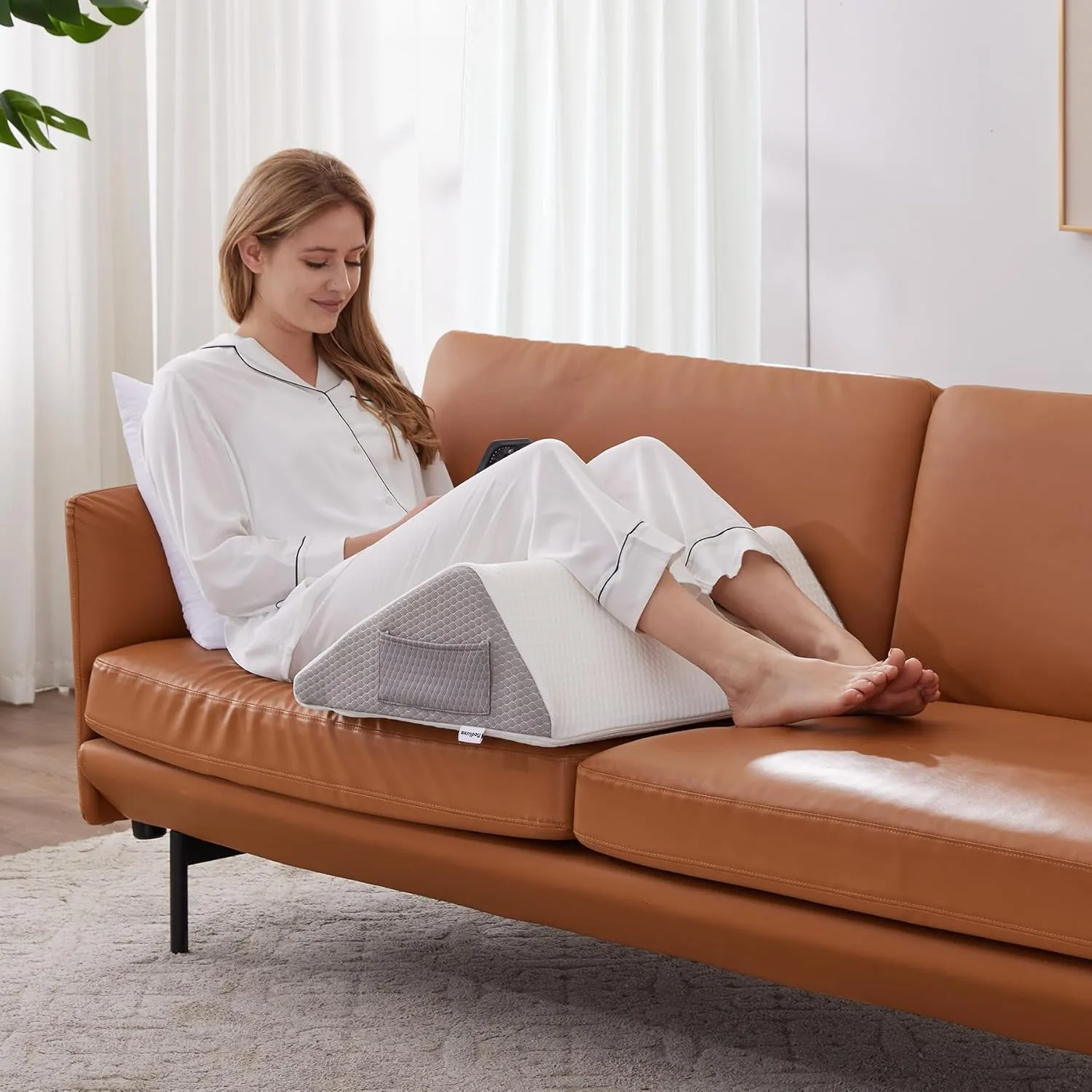 Knee Pillow for Back Sleeping, Leg Pillow Knee Wedge Pillow, Memory Foam Wedge Pillows for Legs Post Surgery, Triangle Pillow for Knee Support, Leg Elevation, Knees Hip Back Pain Relief, White