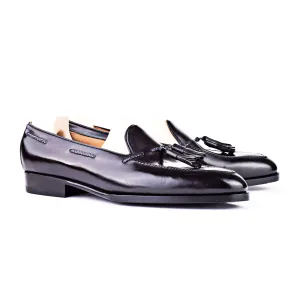 Loafer with hand stitched apron and tassels, no split toe