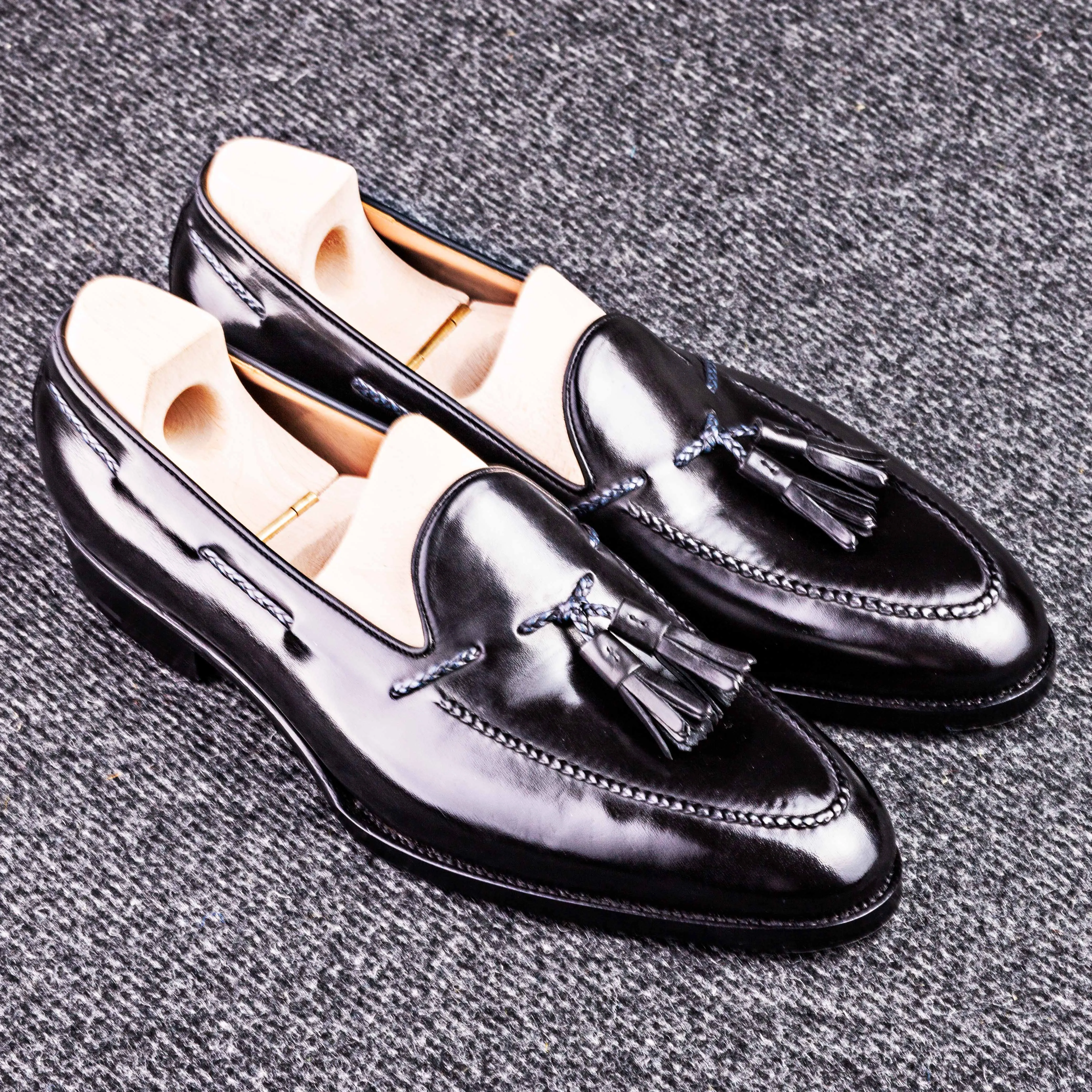 Loafer with hand stitched apron and tassels, no split toe