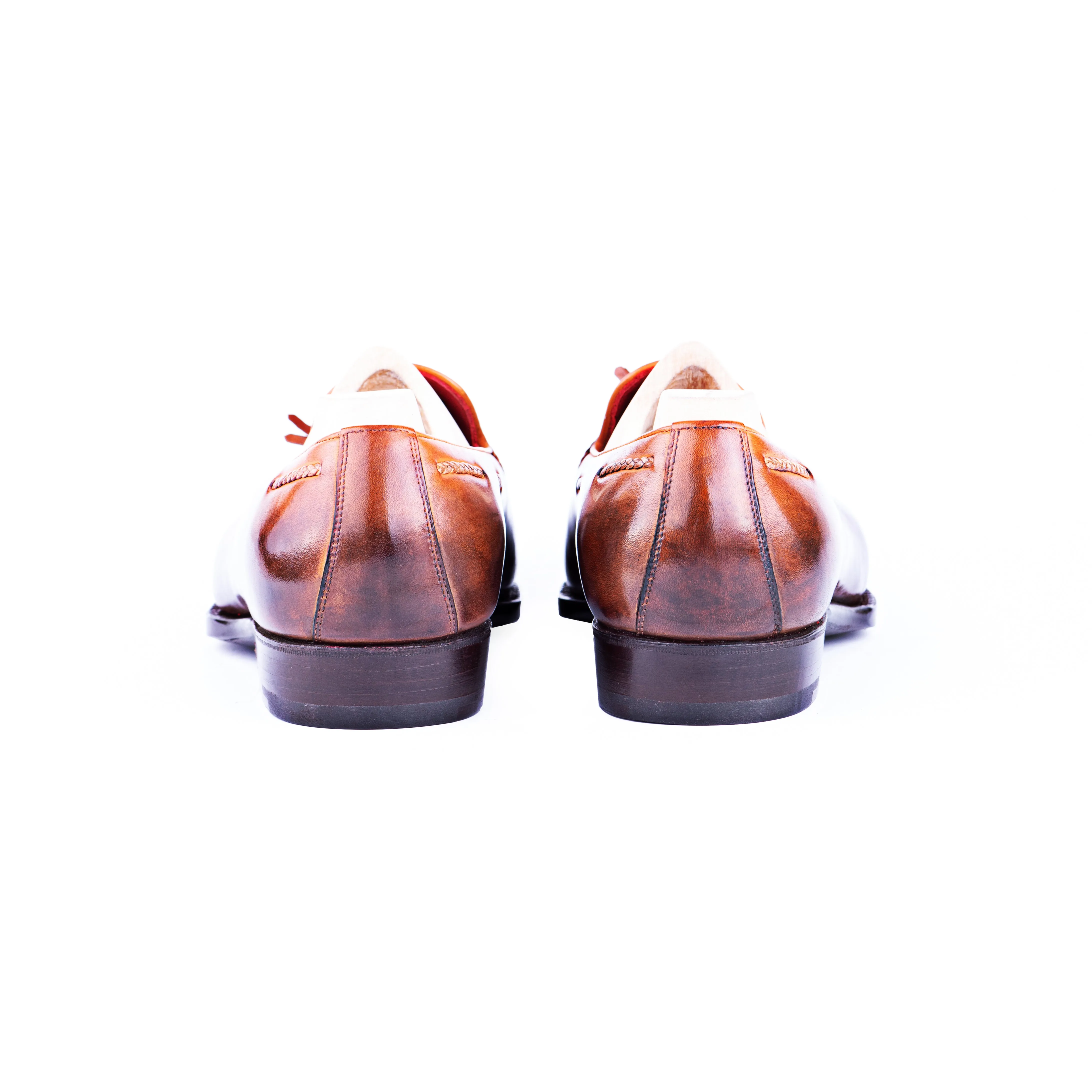 Loafer with hand stitched apron and tassels, no split toe