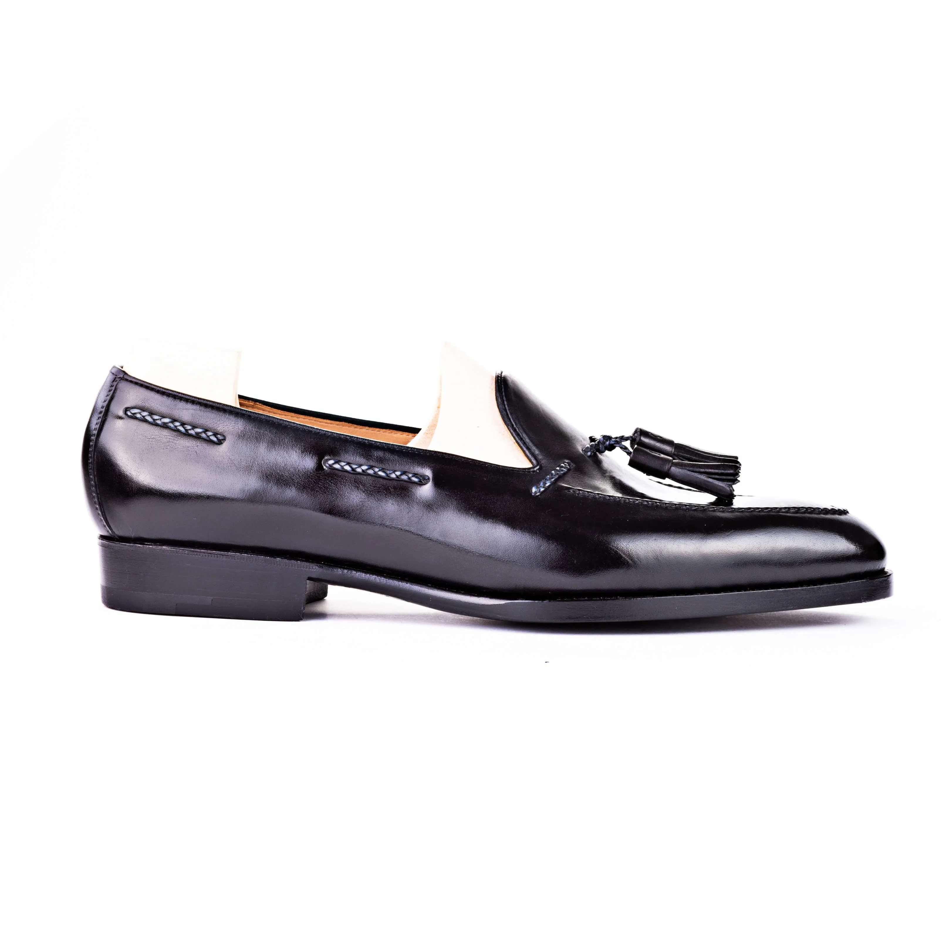 Loafer with hand stitched apron and tassels, no split toe