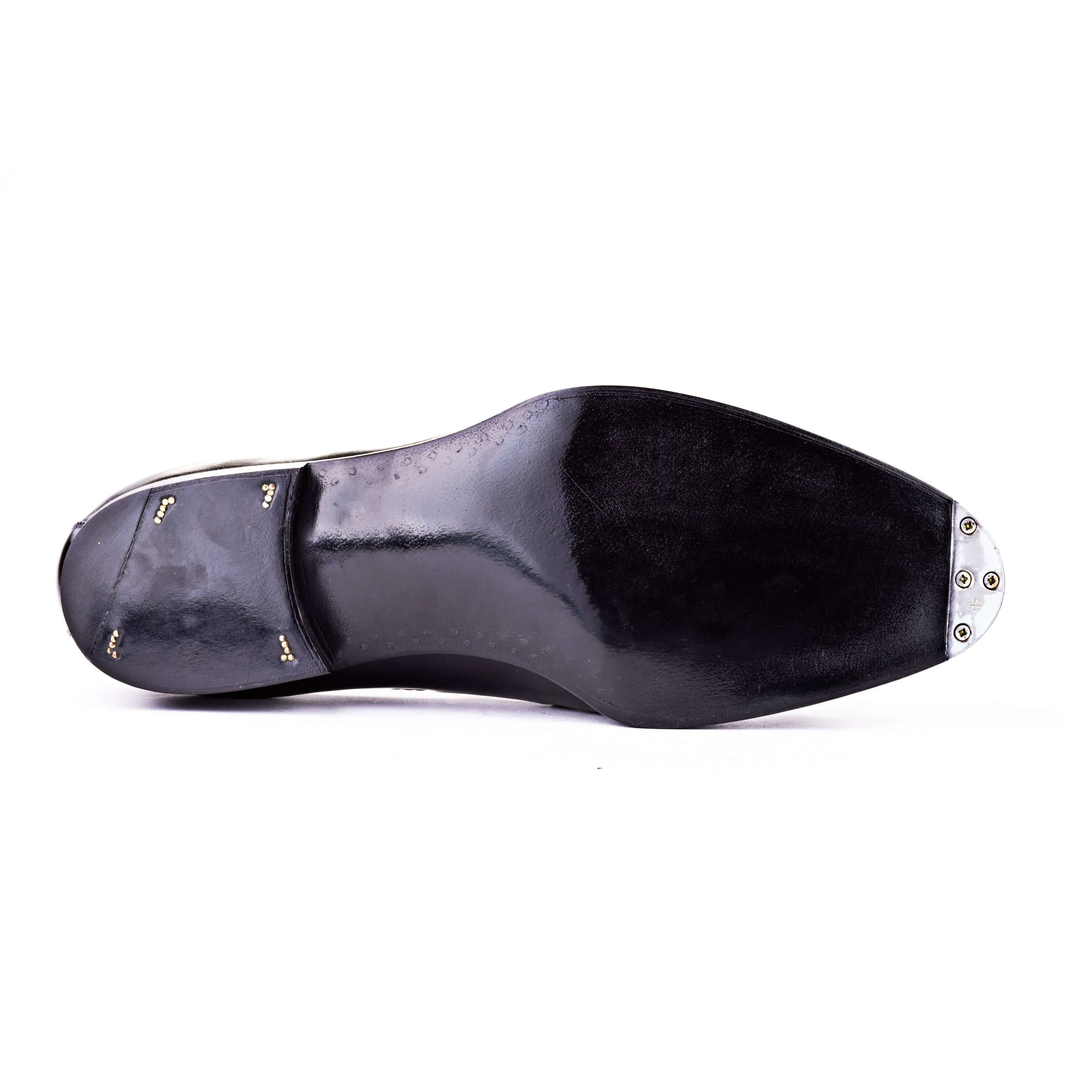 Loafer with hand stitched apron and tassels, no split toe