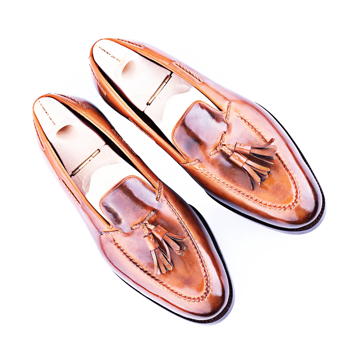 Loafer with hand stitched apron and tassels, no split toe