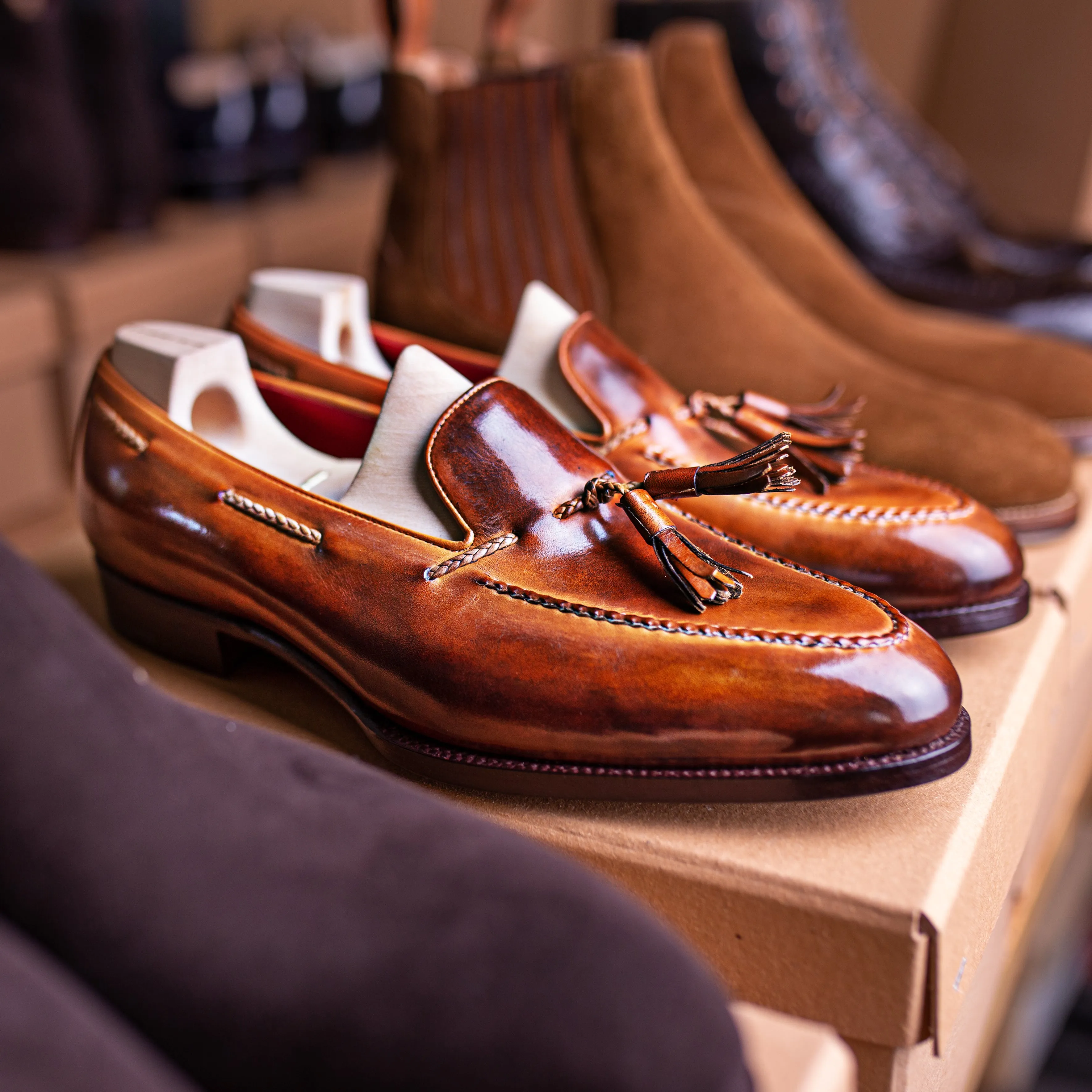 Loafer with hand stitched apron and tassels, no split toe