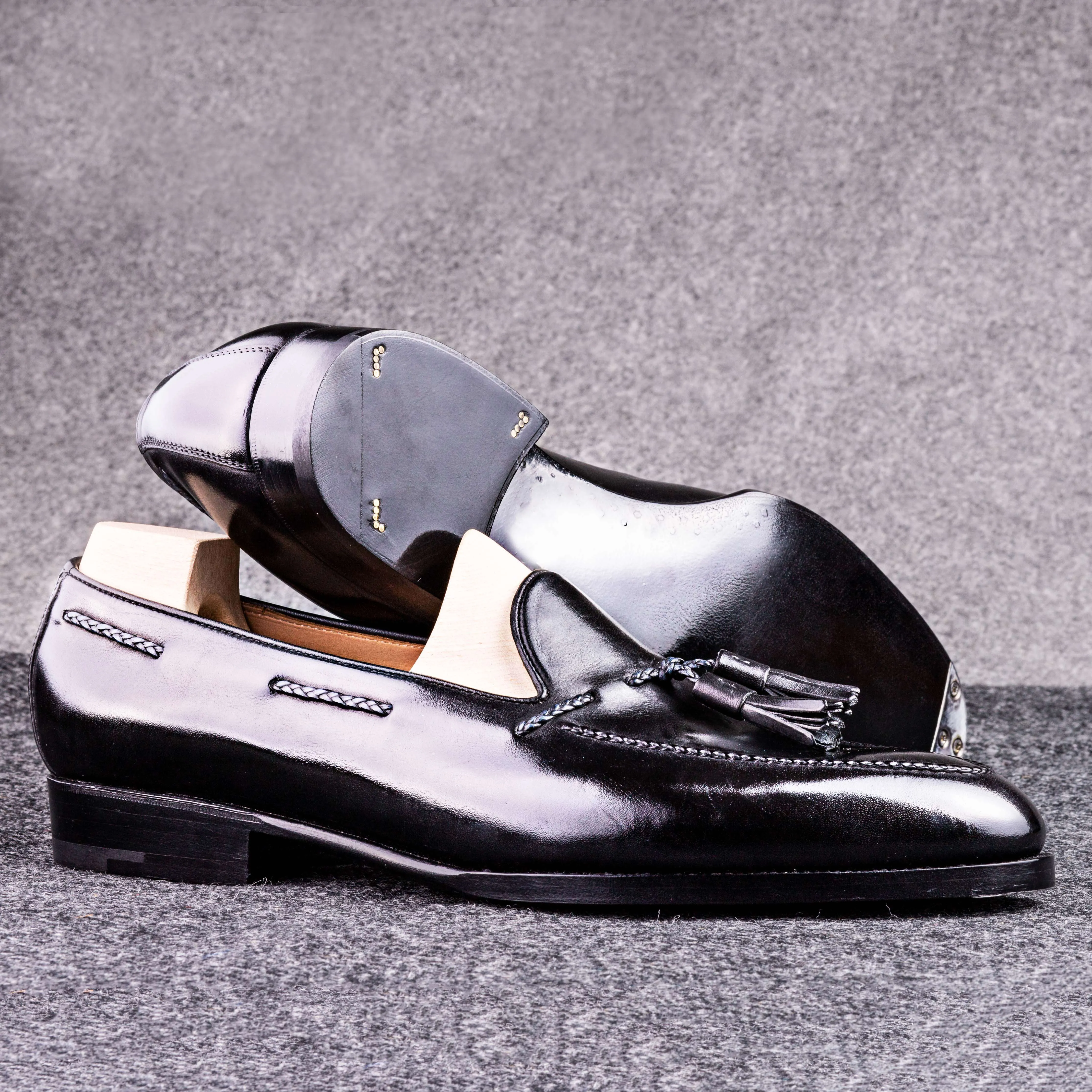 Loafer with hand stitched apron and tassels, no split toe