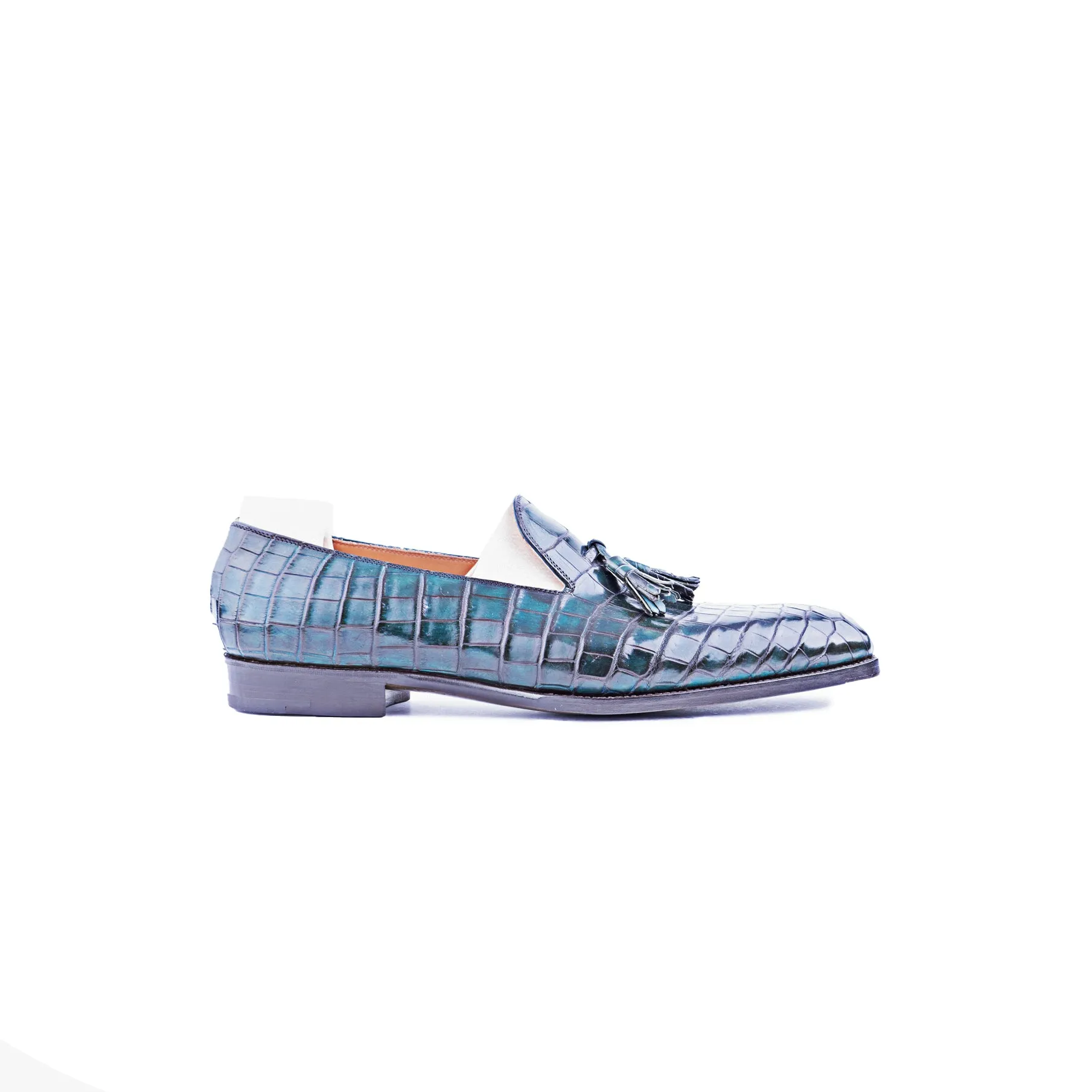 Plain loafer with tassels