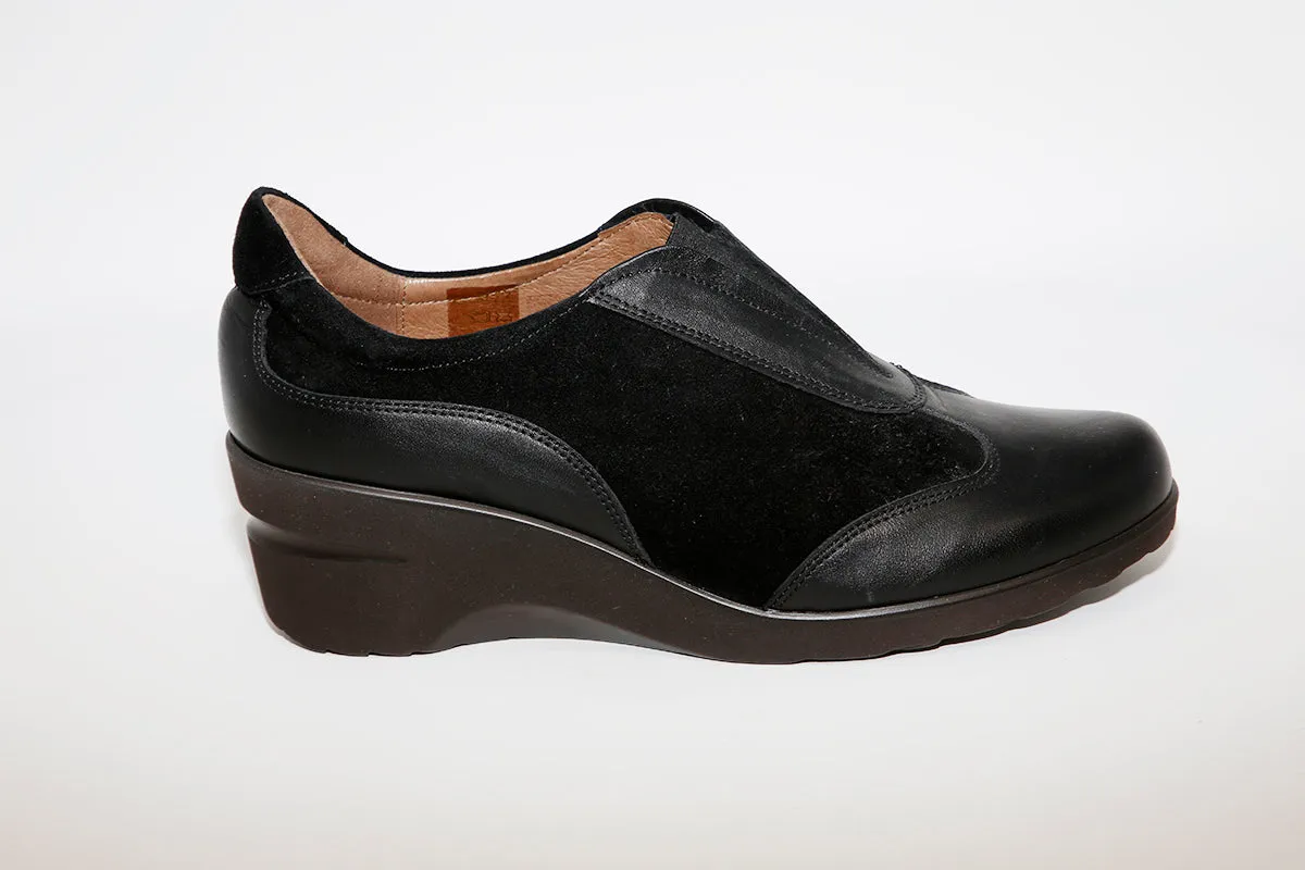 SOFTWAVES - 4.81.02 MEDIUM WEDGE SLIP-ON SHOE - BLACK