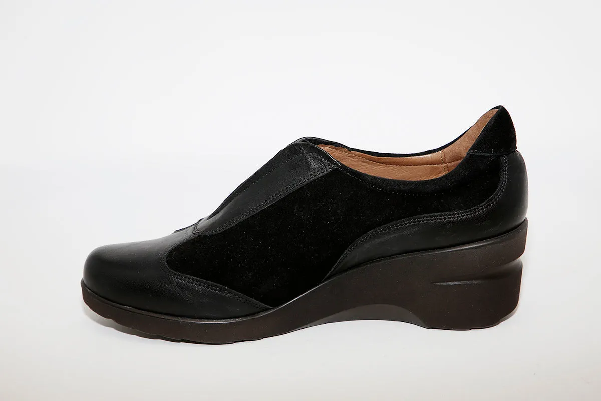 SOFTWAVES - 4.81.02 MEDIUM WEDGE SLIP-ON SHOE - BLACK