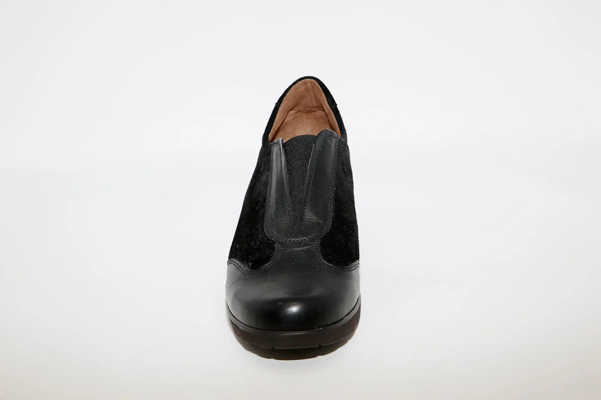 SOFTWAVES - 4.81.02 MEDIUM WEDGE SLIP-ON SHOE - BLACK